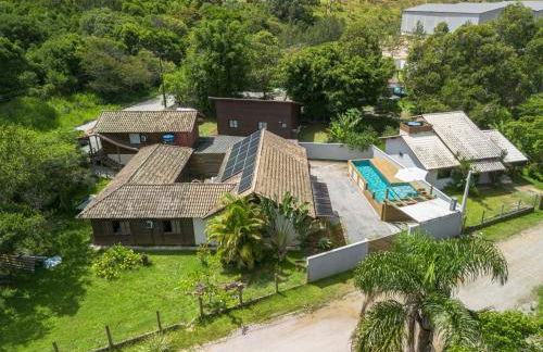 Casa Rústica com Piscina Privativa, Banheira de Hidromassagem, Ar-Condicionado, Pet friendly - Refúgio na Natureza a 5 Minutos do Centro de Imbituba, Perfeita para Famílias e Grupos - Photo 17