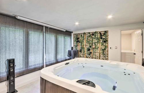 Upscale Waterbury Retreat with Indoor Hot Tub! - Foto 12