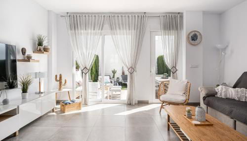 CASA LA PLAYA-CONIL Vacaciones de Lujo en Conil con Todas las Comodidades NETFLIX-HBO-DISNEY-CANALES DE FUTBOL-WIFI ALTA VELOCIDAD-SMART TV 65"-ALEXA - Foto 3