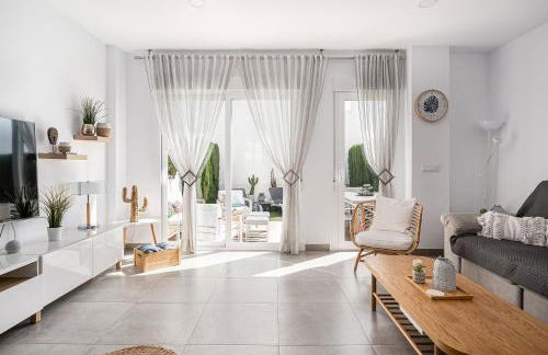 CASA LA PLAYA-CONIL Vacaciones de Lujo en Conil con Todas las Comodidades NETFLIX-HBO-DISNEY-CANALES DE FUTBOL-WIFI ALTA VELOCIDAD-SMART TV 65"-ALEXA - Foto 3