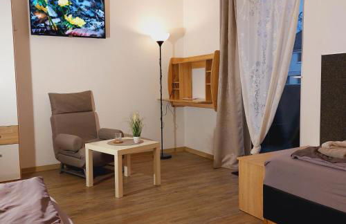 APARTMENTHAUS "AM KORNFELD" - 10 Gästewohnungen mit 1-3 Schlafzimmern, 40 Betten, Raucherbalkon, Reinigungs- & Wäscheservice, Grillgarten, Parkplatz - Foto 6