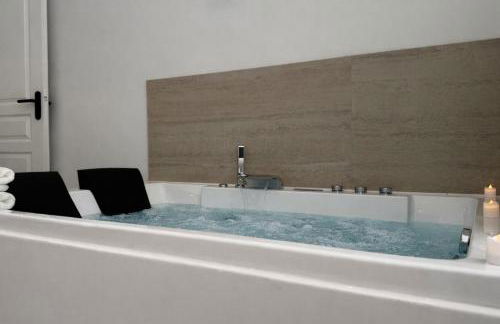 Le Sweet - By BEST KEYS - Suite Design avec Spa Privatif Balnéo - Centre-Ville - Lit Queen Size - Smart TV Netflix - Ambiance Romantique - WiFi Fibre - Check-in Autonome - Foto 12