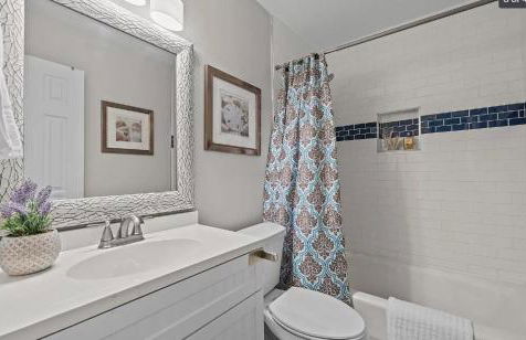 Stylish 4BR Getaway with Game Room, Grills & Cozy Outdoor Fire-Pit - Foto 23