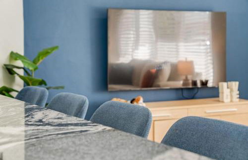 Luxe by Jenn - 3BR Retreat with Heated Pool - Photo 7