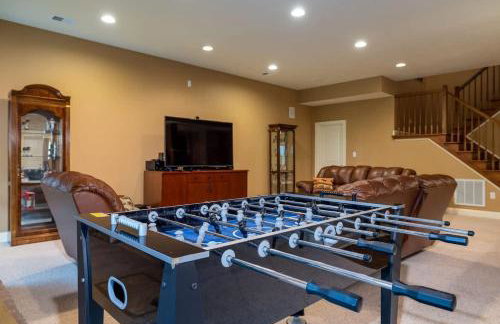 Riverbend Lodge Spacious Riverfront Home with Hot Tub Pool & Mountain view - Foto 71