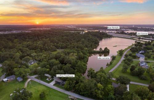 LUX Treehouse on Private Lake next to Lake Conroe with Game room, Paddleboards, Lake Views, and more! - Foto 33