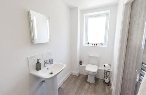 LOOKOUT by BOURNECOAST - A Stylish Flat with a Balcony, SEA GLIMPSES and Parking- Just a 10 Minute Walk to the Sandy Beaches - FM8405 - Photo 23