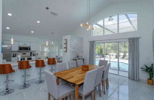 Lovely 4 Bed Oasis In the mix of everything - Photo 9