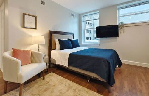 Fun Cozy Apts - 1 25 Mile Walk to TIAA Bnk Fld - Foto 1