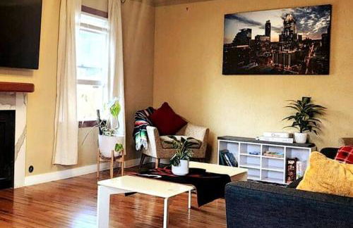 A Rare find - Bright, Warm, Charming Central Austin Home - Photo 16