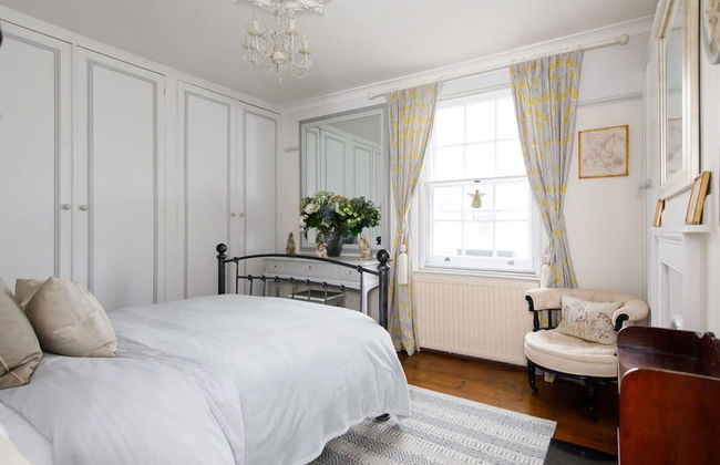 Beautiful Georgian Home in the Heart of Chichester - Photo 42