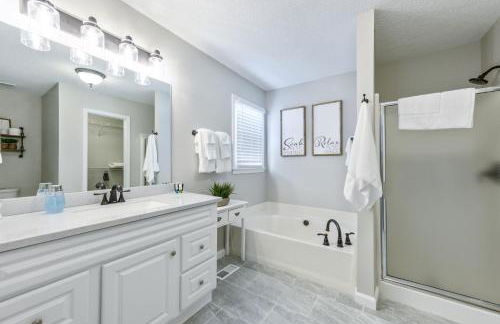 Fully Fenced & Stylish 3BR Near LakePoint Sports - Foto 24