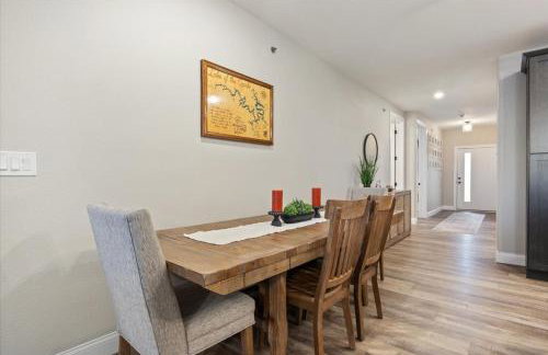 Family-Fun Lakeside Luxury at Topsider in Osage w/ 2 Pools, Prime Views Pack N' Play & Games - Foto 8