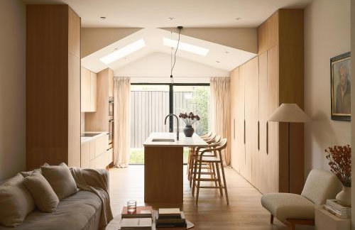 Elegant 4-Bed Richmond Townhouse - Private Garden - Parking - Photo 4