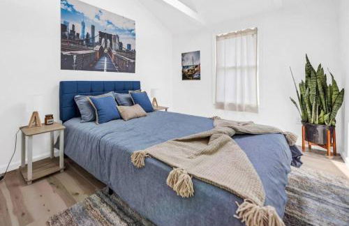 Stylish And Roomy Full House Dtwn - Photo 45