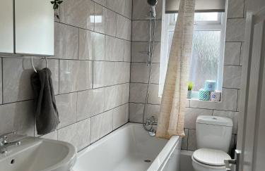 Modernised central Wigan townhouse sleeps up to 6 - Foto 25