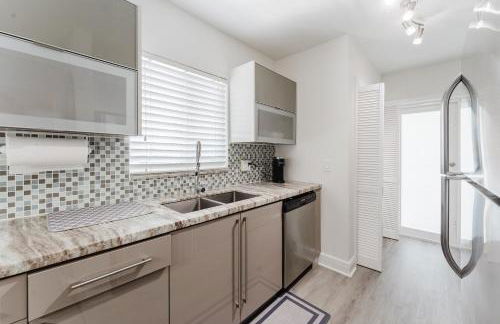 Boca Coastal Waterfront Stay - 2BR 2BA - Pool, Gym, Parking, Walk to Beach - Foto 31