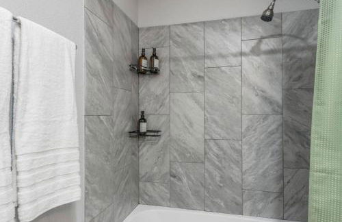 Mid century APT, KING bed + desk - Foto 32