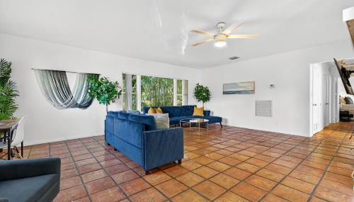 Sunny 2-Bedroom Miami Retreat with a Bright, Spacious Living Area & Relaxing Outdoor Seating - Foto 5