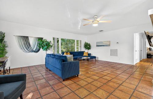 Sunny 2-Bedroom Miami Retreat with a Bright, Spacious Living Area & Relaxing Outdoor Seating - Foto 5