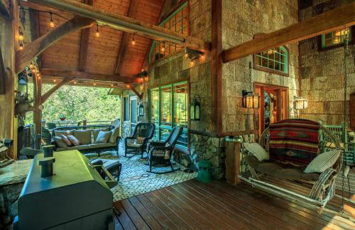 Luxury Riverfront Lodge - Sleeps 12, VIEWS, Fireplaces, Dogs OK - Photo 7
