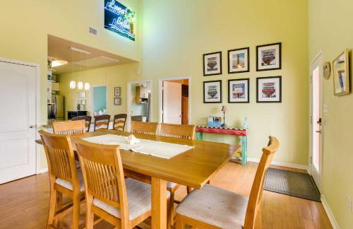 Walk to Crystal Beach! Family Retreat with Deck - Foto 9