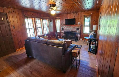 Cozy Cabin Retreat - Sleeps 8 - 1 Hr from STL - Foto 22