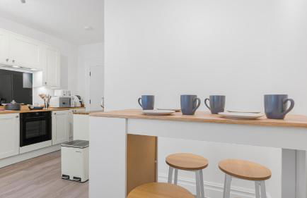 Elegant Garden Apartment, Private Parking & EV Charger, Walk to Town - Foto 41