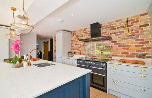 Adgestone Villa - A Luxurious Countryside Escape with Heated Pool, Near Sandown Beach, Dog Friendly in Rural Sandown - Perfect Getaway for Family & Friends - Photo 23