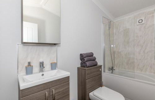 York Family Luxury Cabin with hot tub - Photo 40