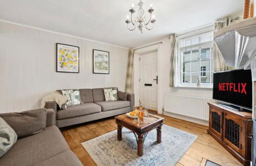 2-Bedroom Stylish & Gorgeous, Cosy Westgate Cottage Retreat, Central Winchester, Free On-Street Parking Permit, with Garden, Close to Cathedral - Sleeps 6, Pets are Welcome - by Blue Puffin Stays - Foto 12