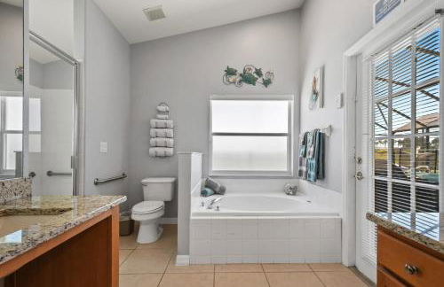 Wheelchair accessible Lakeview 4BR house with pool spa themed rooms game room - Foto 25