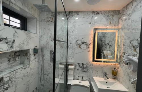 Urban Escape 4BedRoom House- With Free private Parking - Birmingham City - Foto 52