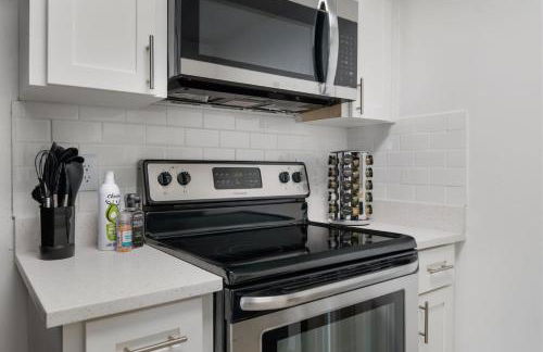 Pool - Free Parking - 2BD 1 Block from the Water - Foto 14