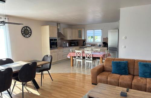 La clé des champs Maison plain pied lumineuse bien équipée, séjour spacieux, belle terrasse aménagée, garage, grand jardin clos, parking, près de Bayeux et Omaha Beach, chiens bienvenus - Foto 9