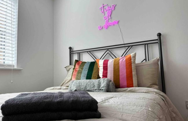 1-bed Apartment in Greater London Next to Station - Photo 2