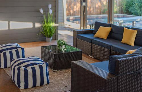 Serene POOL & Firepit in Stunning Home By Airport - Foto 15