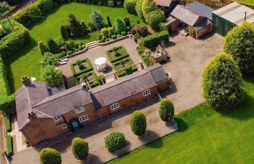 Luxury Barn with Hot Tub, Spa Treatments, Private Dining - Photo 1