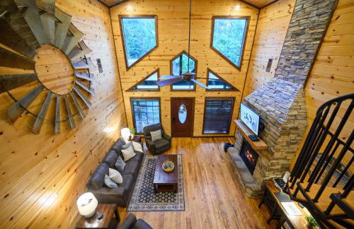 Rustic Family Getaway - Pool Table, Hot Tub, Pets, Great Location - Photo 46