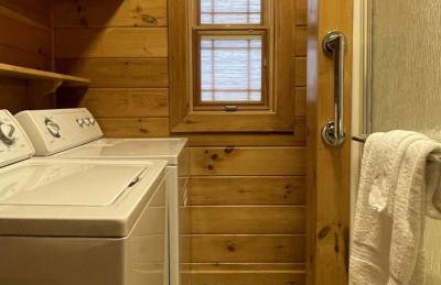 Deluxe log cabin! Pet and motorcycle friendly - enjoy nature with family and friends! 3 Bedroom Cabin by RedAwning - Foto 48