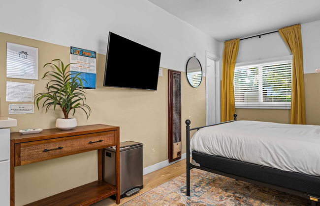 Live Like a Local - Studio With Huge Backyard - Photo 29