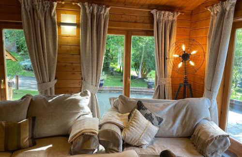 3 Bedroom Lodge Hotub pool in Horsley Surrey UK - Photo 17