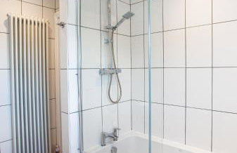 Contractor house, sleeps 7, close to restaurant's & bars, long stays available, Oveyo Accommodation - Foto 10