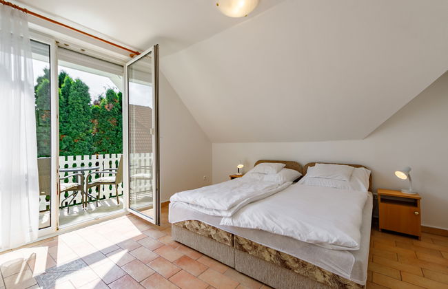 4 bedroom House in Balatonszárszó with private pool and garden - Photo 10