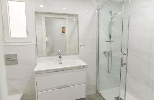 Magnificent- 2Bd 2Bth- City Center - Photo 36