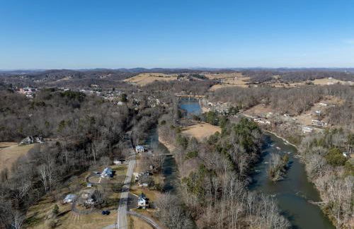 New Riverfront Home with Mtn Views - Foto 25