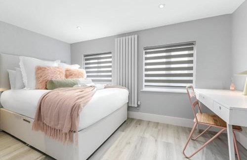 The Ultimate Hangout 4BR Modern House with Garden - Photo 16