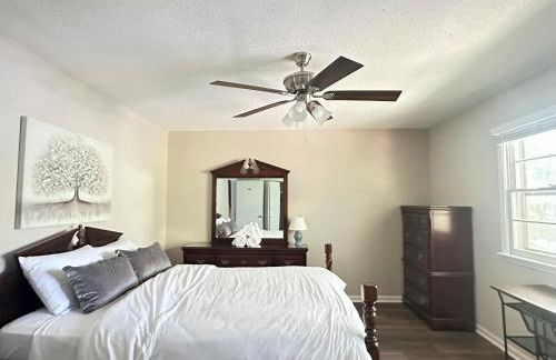 Serene Landing Place near Downtown Cary - Foto 24