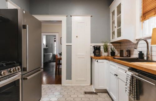 Holiday Group Winter Retreat at 4BR Victorian Home in UT Campus& Downtown - Foto 27