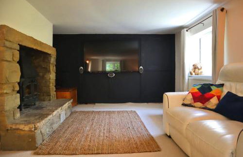 Beautiful Character 5 Bedroom Dorset Thatched Cottage - Great Location - Garden - Parking - Fast WiFi - Smart TV - Newly decorated - sleeps up to 10! Only 18 mins drive to Sandbanks Beach! Close to Bournemouth & Poole - Photo 24